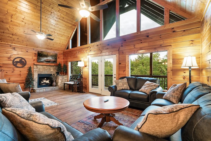 Cowboy Up Lodge! Fire Pit | Hot Tub | Pigeon Forge - Pigeon Forge, TN