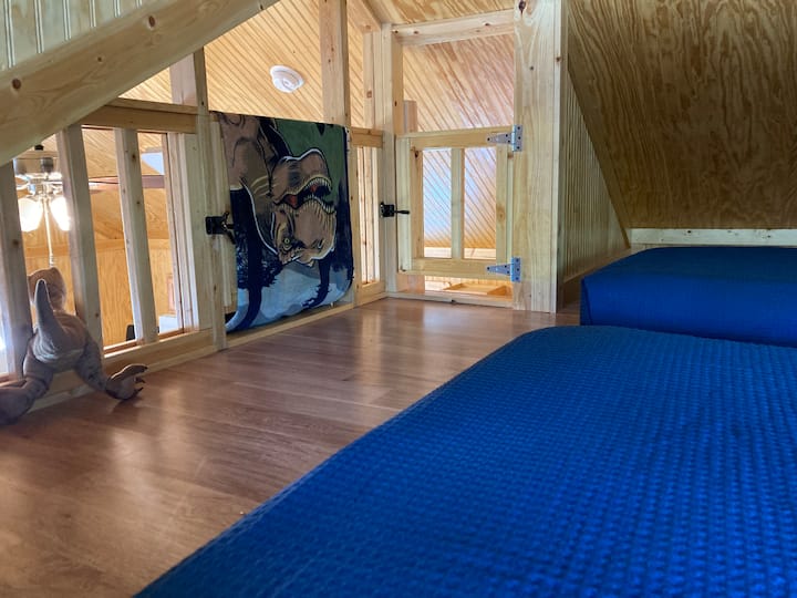 ห้องลอฟท์ชั้นบนสำหรับเด็ก มองออกไปที่ห้องครัวจากเตียง 