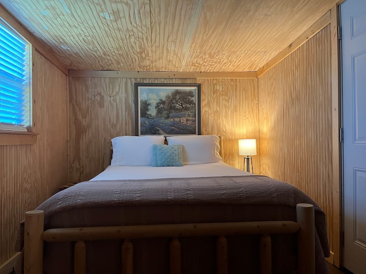 เตียงควีนไซส์ ประตูทางขวาเป็นทางเข้าส่วนตัวของคุณไปยังดาดฟ้า 