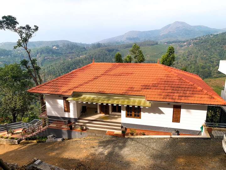 Room With A Mountain View And Private Balcony - Kuttikkanam