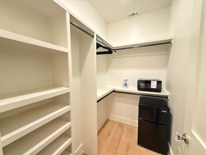 Luxury Guest Suite · Walk-in Shower · Cozy Patio - Austin, TX