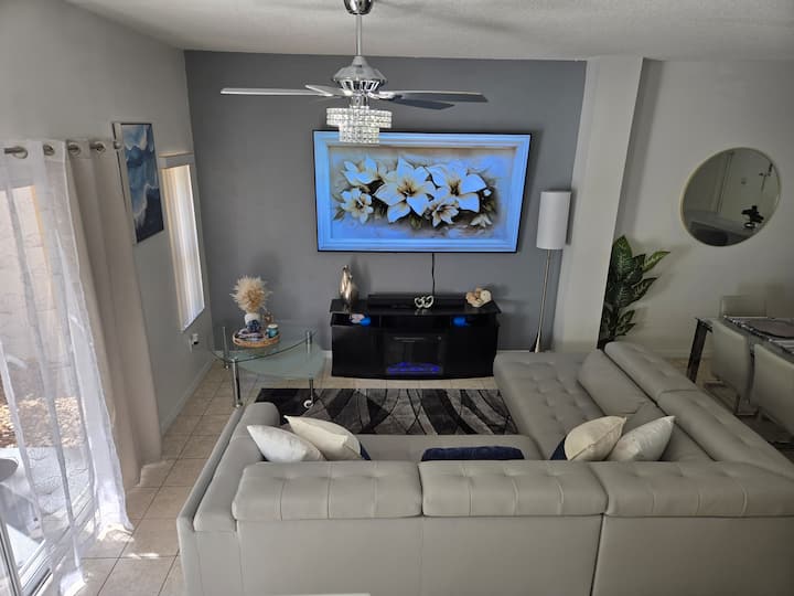 Family Townhouse Near Disney With Pool - Kissimmee, FL