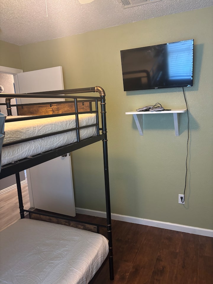 Стая с двуетажни легла, телевизор и конзола за игри – идеална за почивка или дъждовни дни!