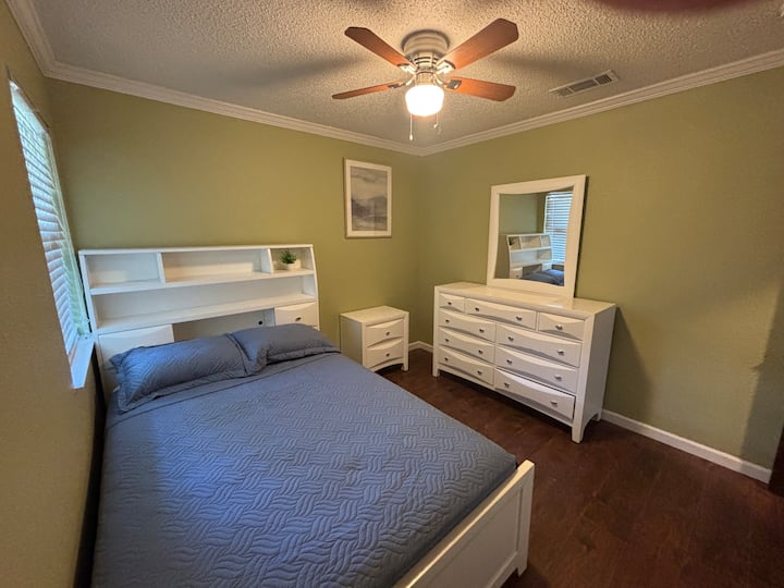 Спалня 3 с голямо легло, скрин и нощно шкафче – уютна и практична.