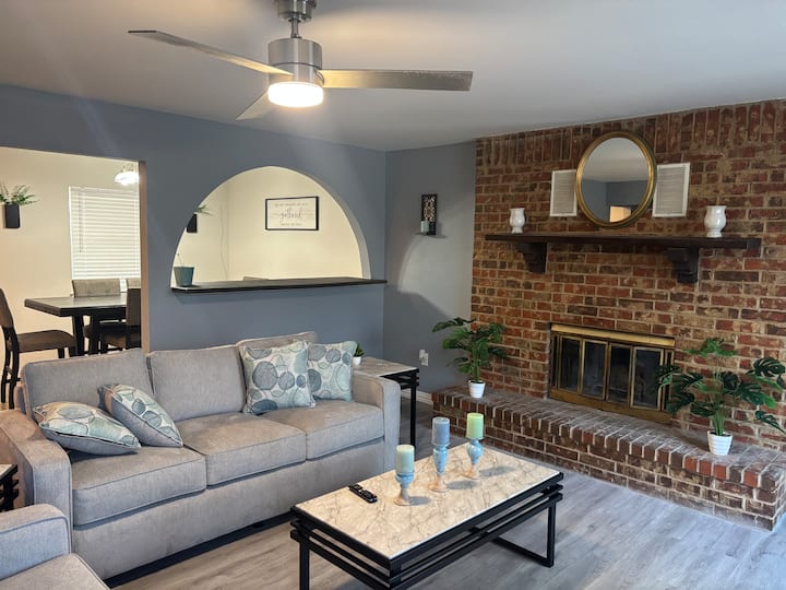 Всекидневната разполага с удобен диван – идеален за отдих след натоварващ ден. Чудесно място за отдих, четене или предаване на любимите ви предавания.