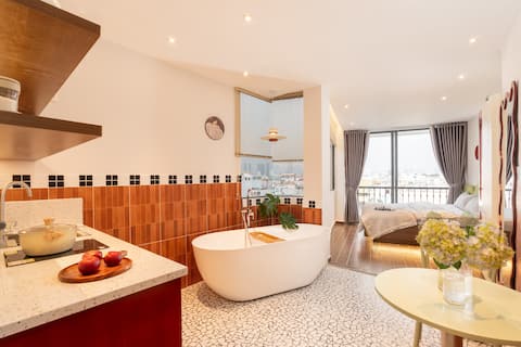 Best City View | Balcony & Sunlight | Bathtub Cozy