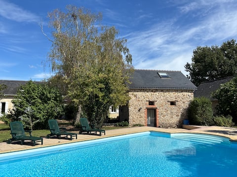 Angevin farmhouse with pool
