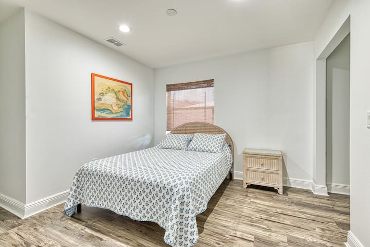 Cama tamaño queen. La habitación tiene una mochila y un juego y un colchón de aire también. 