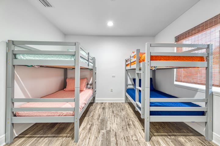 La habitación tiene 2 literas individuales. Capacidad para 4 personas.