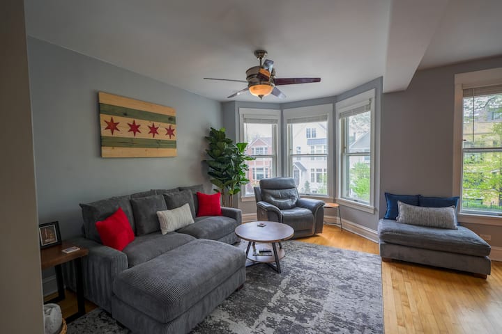 Spacious Roscoe Village Getaway - Chicago, IL