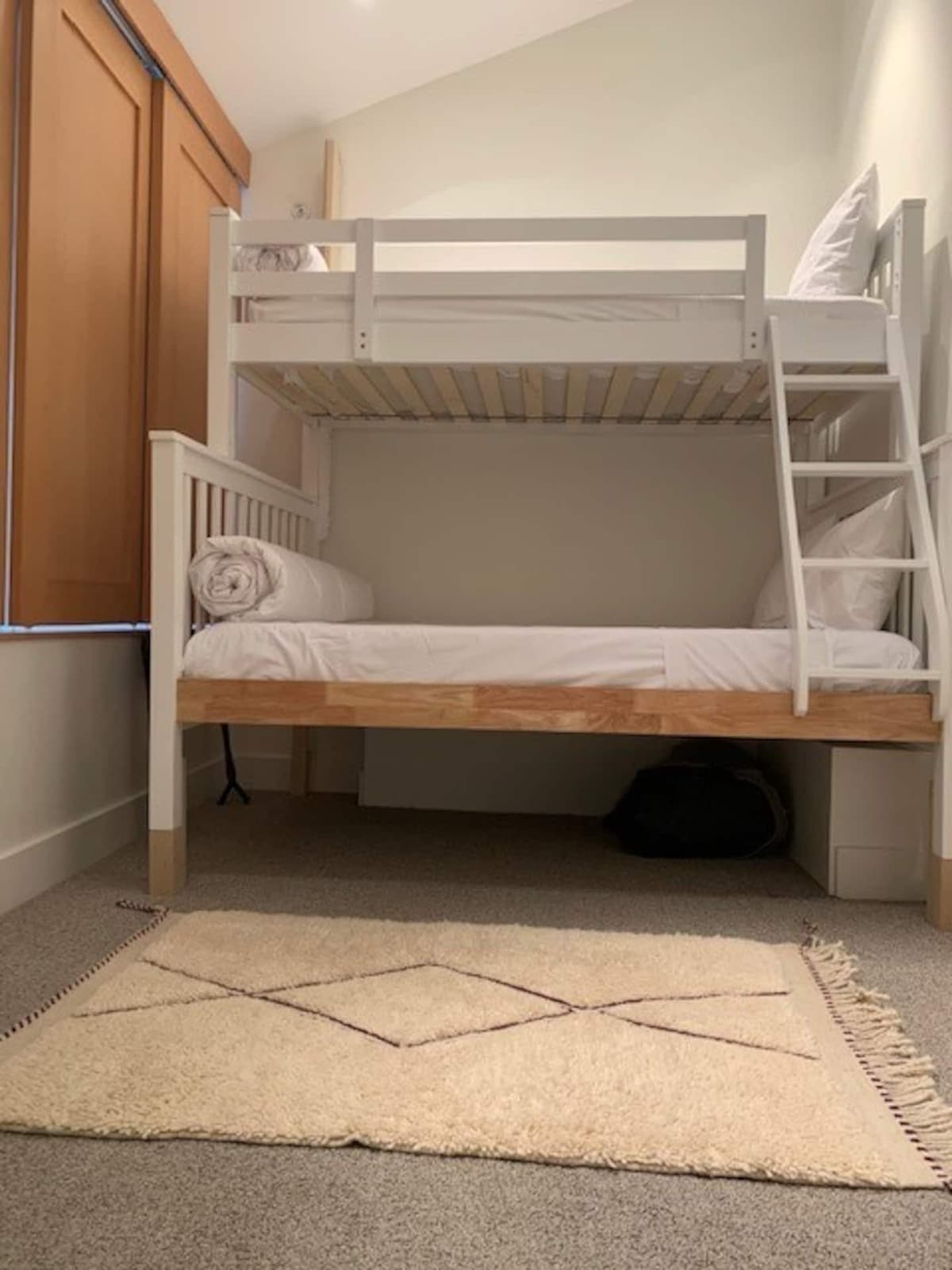 غرفة النوم الثانية: سرير مزدوج فوق سرير بطابقين