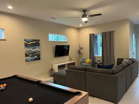 Top performing Airbnb: “3BR Near Uptown | Sleeps 8 | Fast WiFi + Parking” in Sugaw Creek / Ritch Ave