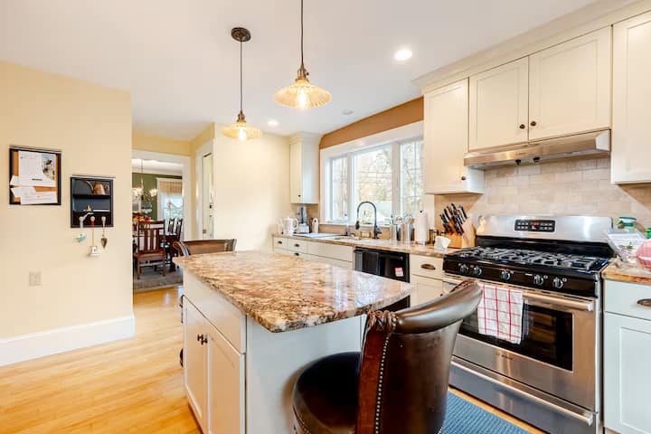 Storey Book Home Close To Boston - Boston, MA