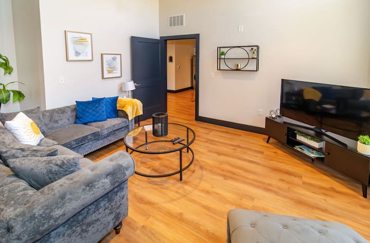 Dwntwn 1bd Apt W/rooftopyoga, Cable, Wi-fi, Office - Evansville, IN