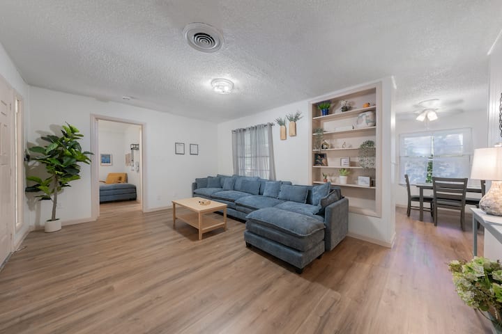 Spacious 4bedr/2bath Getaway | King Beds+tvs Room - Lake Worth, TX
