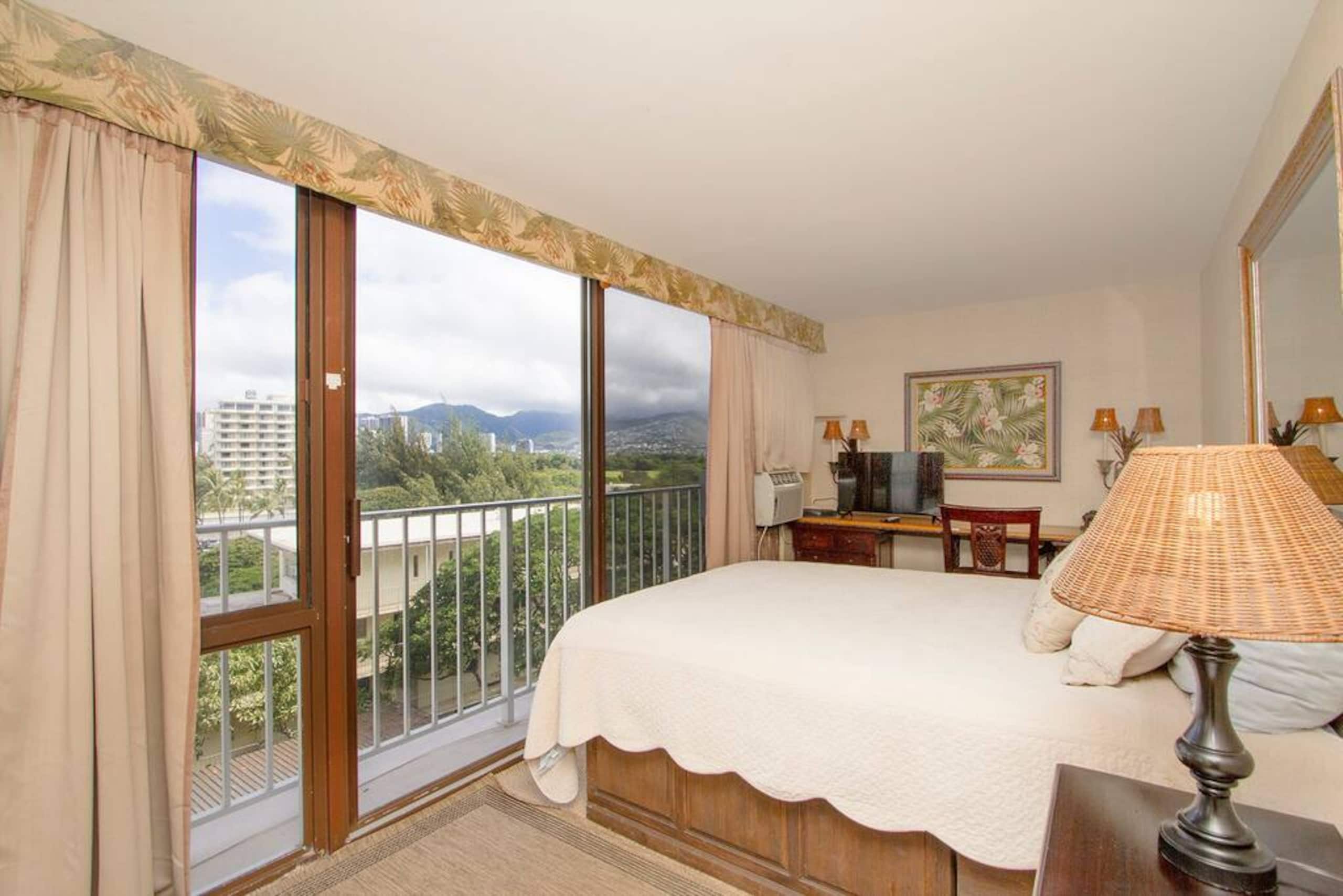 Hotel in Honolulu · ★4.6 · 2 bedrooms · 2 beds · 1 private bath - Image 4