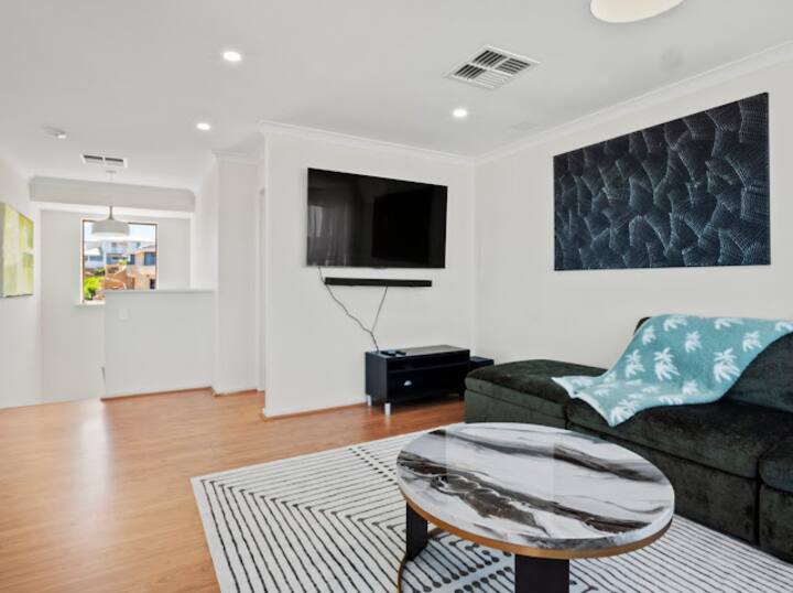 Ocean Reef | Marina & Ocean Views • 4br + Study + - Joondalup