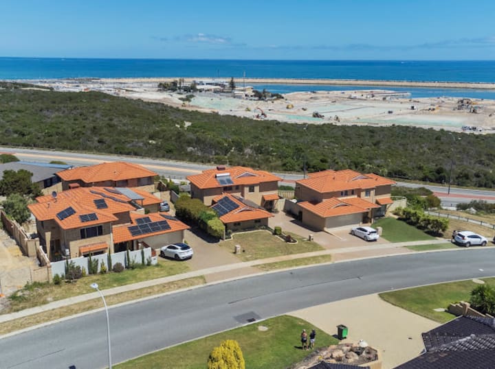 Ocean Reef | Marina & Ocean Views • 4br + Study + - Iluka