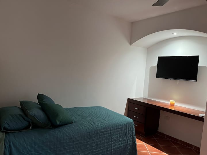 Pensado especialmente para los más pequeños, este acogedor espacio cuenta con una cama individual tipo canguro que incluye una segunda cama deslizable en la parte inferior. Ofrece un ambiente seguro, práctico y lleno de tranquilidad para su descanso.