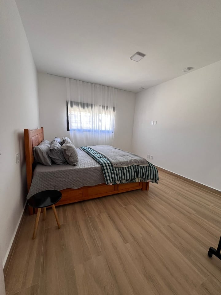 Имаме брачен кревет (широк 150-179 см) 
Со 2 единечни кревета 
Душек со единечен душек Plus 01 