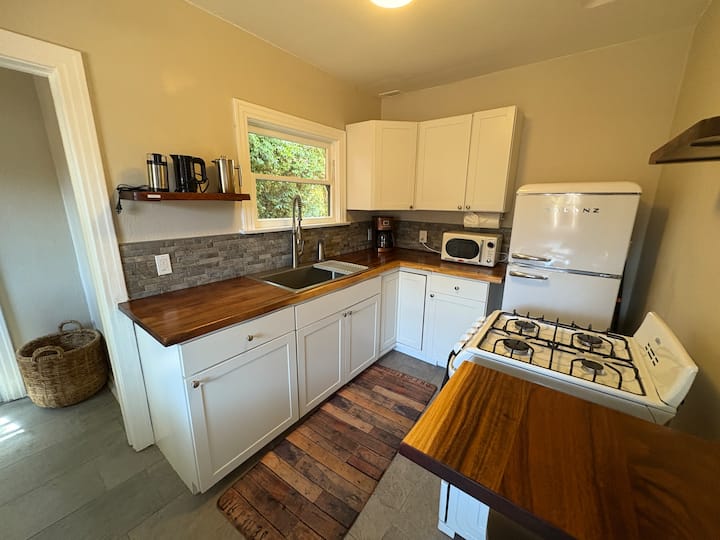 Charming Tangerine Cottage - Hillcrest - San Diego