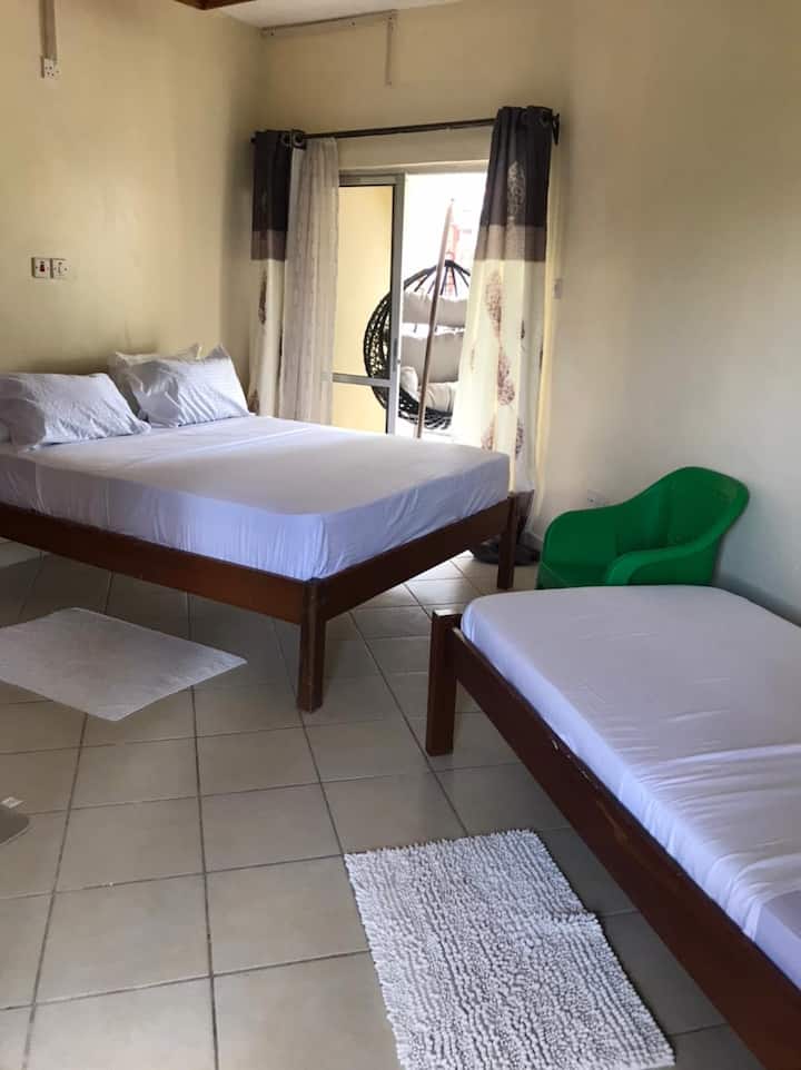 Ќе добиете два удобни кревета. Откако ќе се одморите, разбудете се, одете на балконот и нишајте се на висечката лежалка додека го гледате базенот