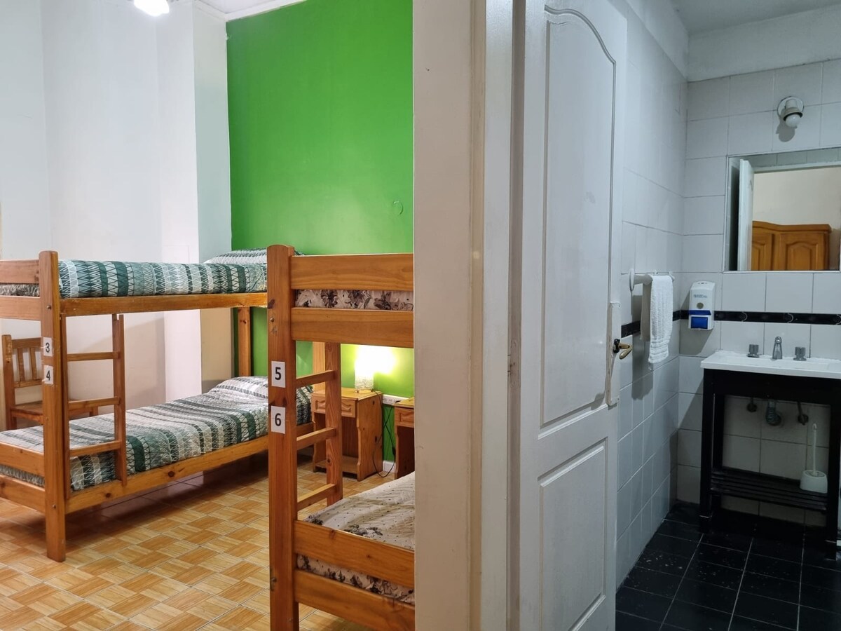 Habitación compartida con baño privado en Monserrat