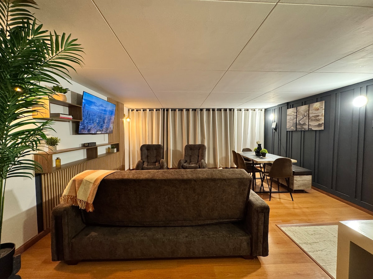 Amplia sala con sofácama para una persona