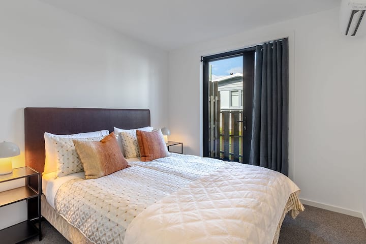 Спокойно място за възстановяване на енергията, с меко спално бельо и стилен декор