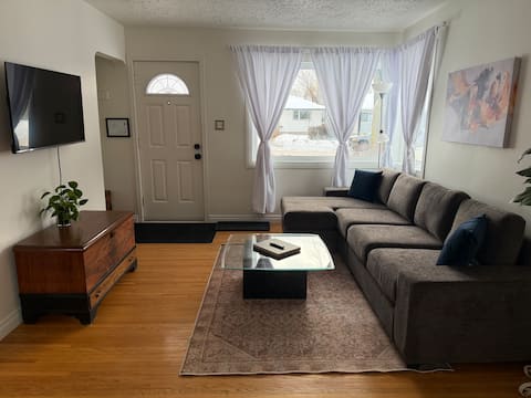 Top performing Airbnb: Private 1 BR House Close to Downtown in Western Mature Area
