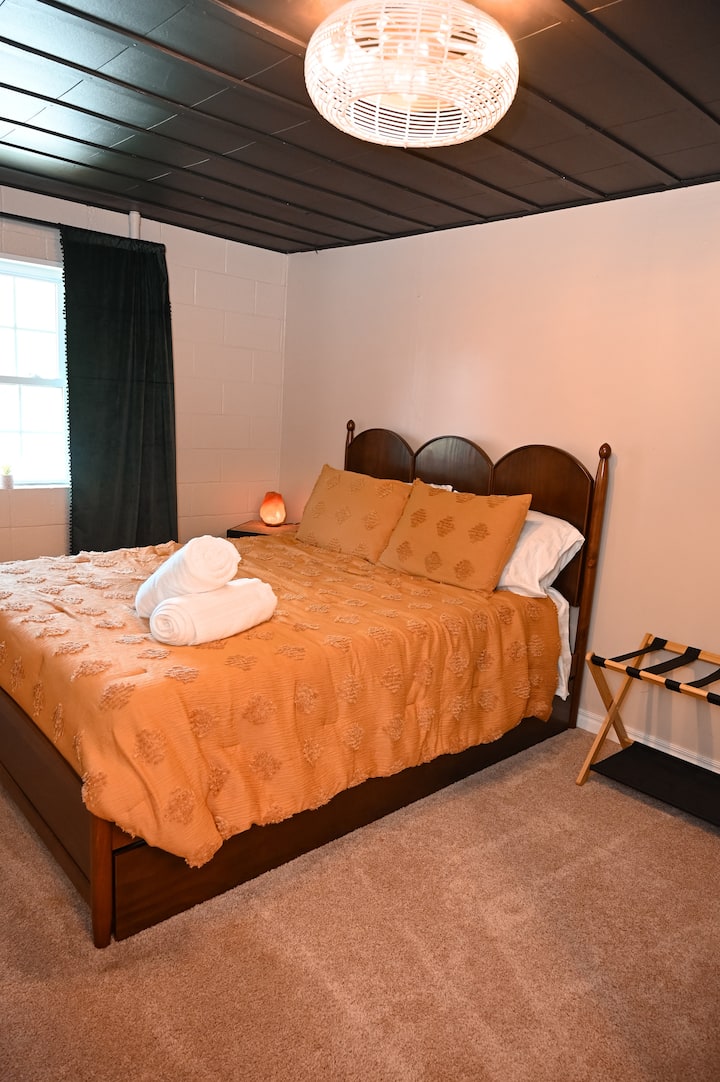 Soft golden tones and a calming glow make this space the ultimate retreat. Unwind under the warm lighting and cozy textures after a day at Lake Tenkiller or hiking nearby trails. With pull out twin mattress