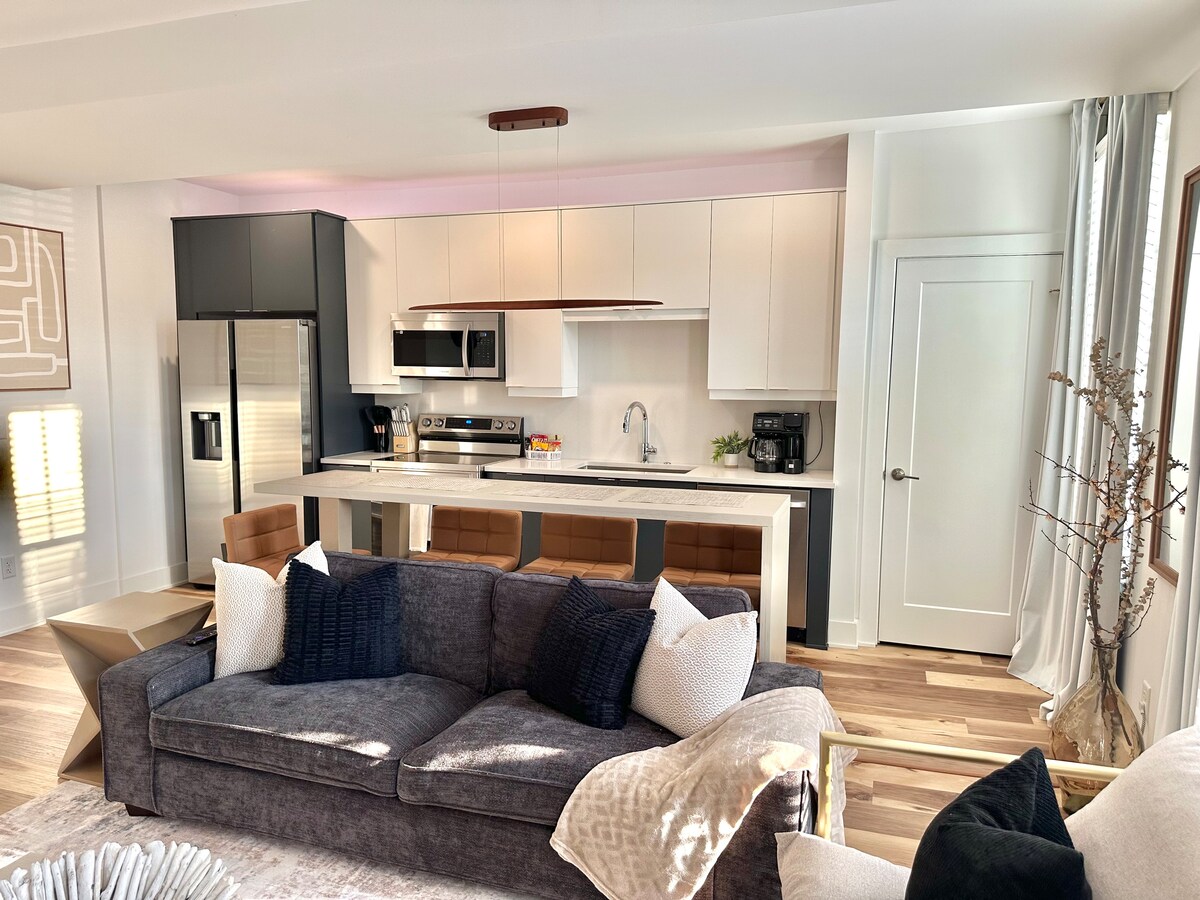 Top Airbnb: Buckhead Luxury Stay | Mood Lighting | Free Park in Garden Hills