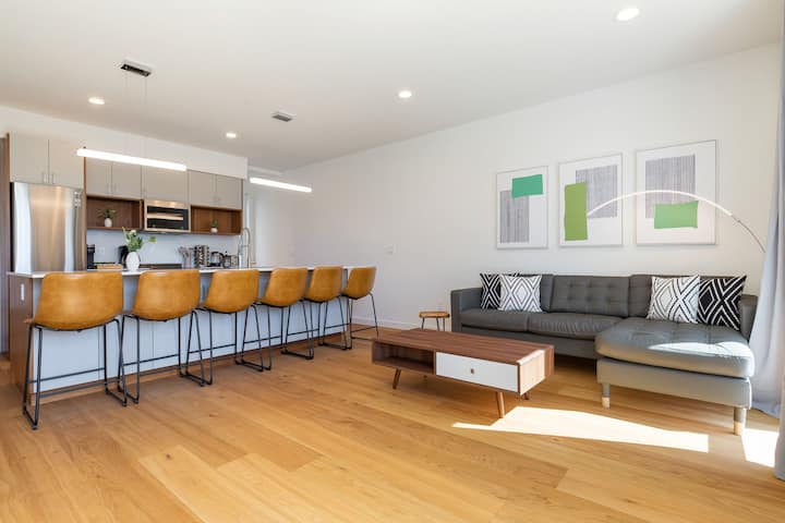 Walk To Caphill Modern Brand New 2b2b Sleep 6 - University Village - Seattle
