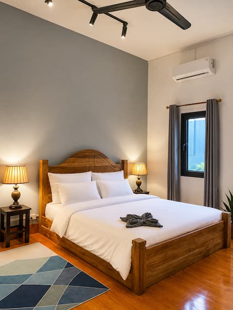 Deluxe King Room • En-suite • Central • Kitchen