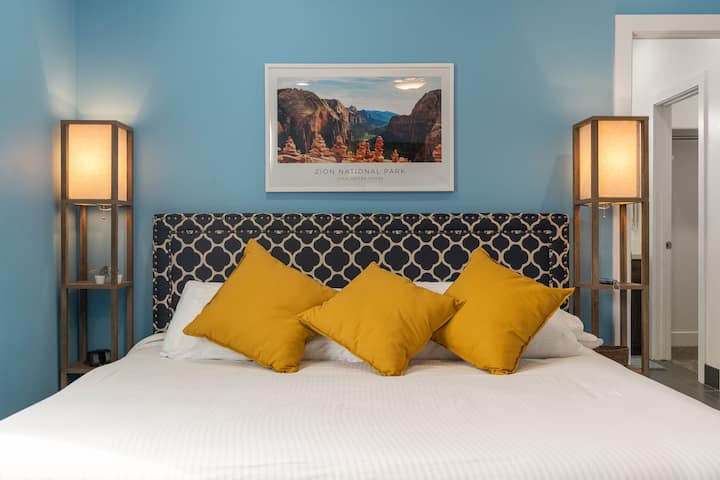 ZION: dormitorio tamaño king en la planta superior con un gran baño privado. Cuenta con alfombra, cortinas opacas, TV Roku, vestidor, baño con suelo radiante, calentador de toallas y ducha de cristal. Aquí se guarda el secador de pelo. El colchón es un Novaform ComfortGrande Advanced de 14".