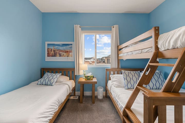 BRYCE CANYON: Dormitorio en la planta superior. Cuenta con una cama doble y una litera doble, alfombra, cortinas opacas y armario de doble puerta. Al lado del baño completo. Los tres colchones son de espuma viscoelástica Novaform DreamAway de 8".