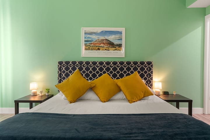 CAPITOL REEF: dormitorio tamaño king en la planta baja con baño privado. Cuenta con suelo de madera, cortinas opacas, TV Roku, vestidor y baño de ¾. Aquí se guarda el secador de pelo. El colchón es un DreamCloud Hybrid de 12".