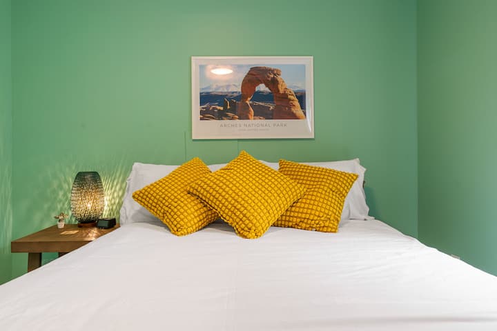 ARCHES: dormitorio queen en la planta baja. Cuenta con suelo de madera, cortinas opacas y dos armarios de doble puerta. Junto a la lavandería de abajo y al baño completo, también cerca del tocador. El colchón es un Novaform ComfortGrande Advanced de 12".