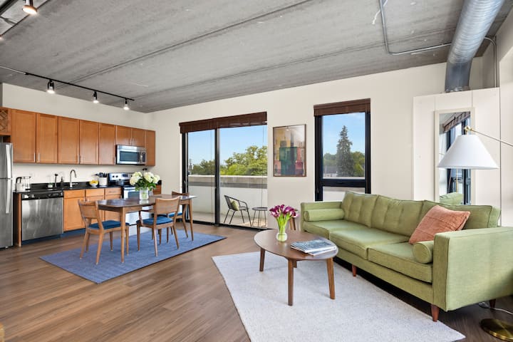 Corner Unit - Great Location, Parking, Pool & Gym - Ann Arbor, MI