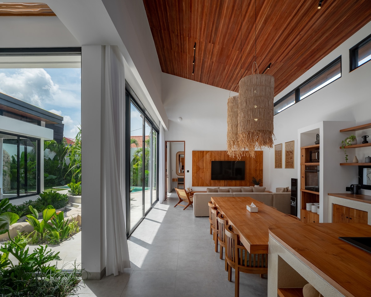 Home in Denpasar Selatan · ★4.69 · 3 bedrooms · 3 beds · 3.5 private baths, Airbnb karşılaştırması
