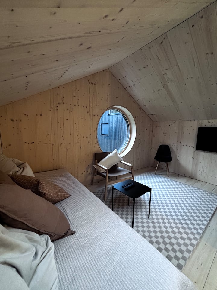 Мезанин се отвора кон дневната соба. 2 „двокреветни“ кревета со стандардна големина и душек на подот во „ѕвездената ниша“ идеален за деца или мали возрасни лица.