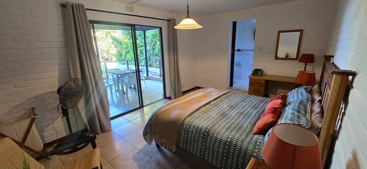 Kuti për qentë: Dhomë gjumi e bollshme nr.3 në katin e mesëm që të çon në verandën e vet të vogël. Kjo dhomë gjumi ka një banjë të vogël vetëm me dush.