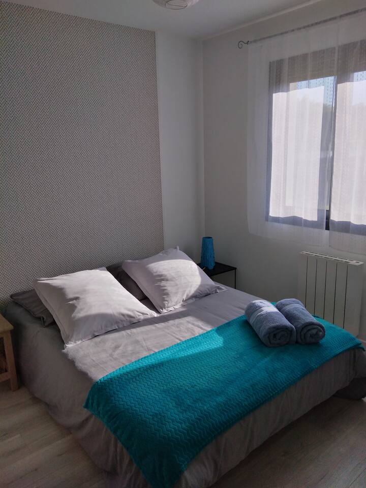 Habitación equipada con una cómoda cama de 140 y un vestidor.