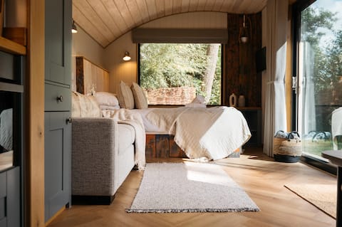 Top Airbnb: Exclusive Island Hideaway w Lake | Beach | Hot Tub in Malvern Hills