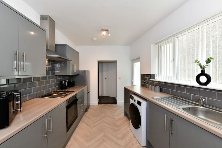 Modern Family Home | 3 Bedrooms, Sleeps 8 - Swansea