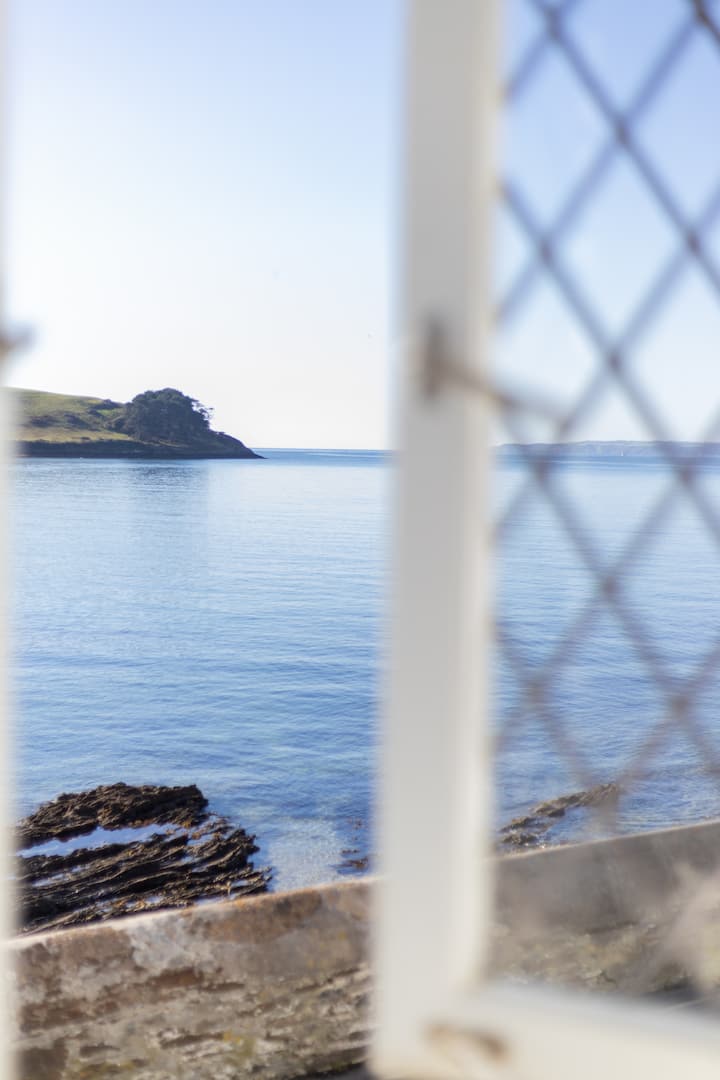 Stunning Beach Front Cottage - Garden & Sea Views - St Mawes