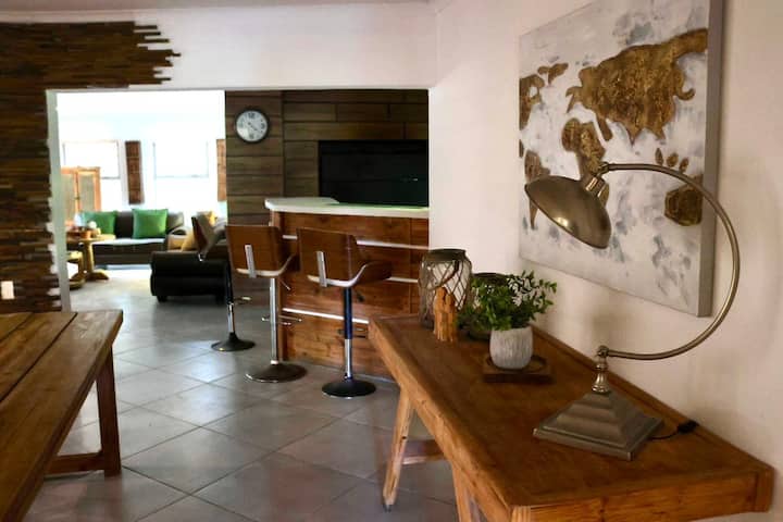 Spacious Villa, Where 
Wine Lands And Oceans Meet - Somerset West