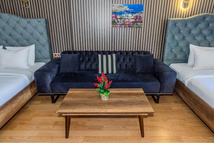 • הספה הנפתחת יכולה להיפתח והיא גדולה מספיק כדי שאדם אחד יוכל לישון בה בנוחות

• הספה הנפתחת יכולה להיפתח ומרווחת מספיק כדי שאדם אחד יוכל לישון בנוחות.