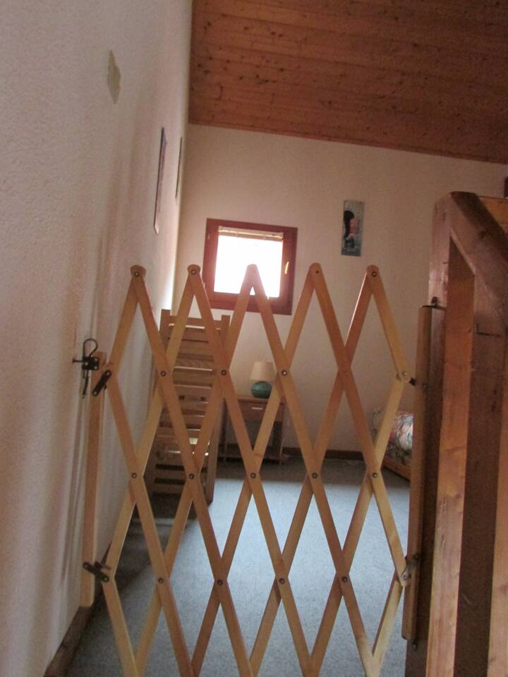 ulaz na međukat koji zatim omogućuje pristup spavaćoj sobi (sigurnosna ograda za bebe)