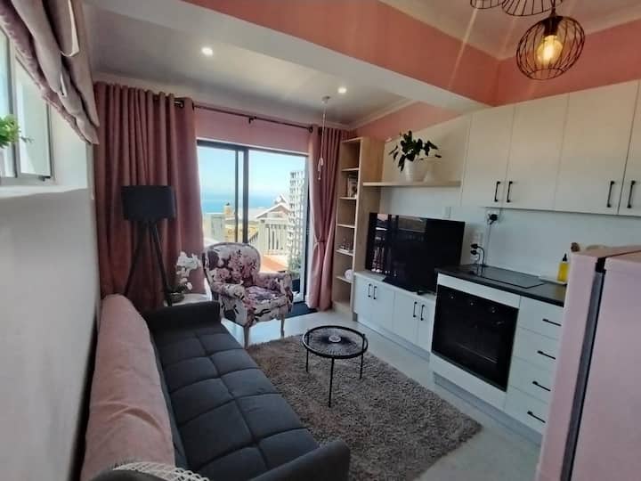 Sea The View - Pink Studio Apartment - Mosselbaai